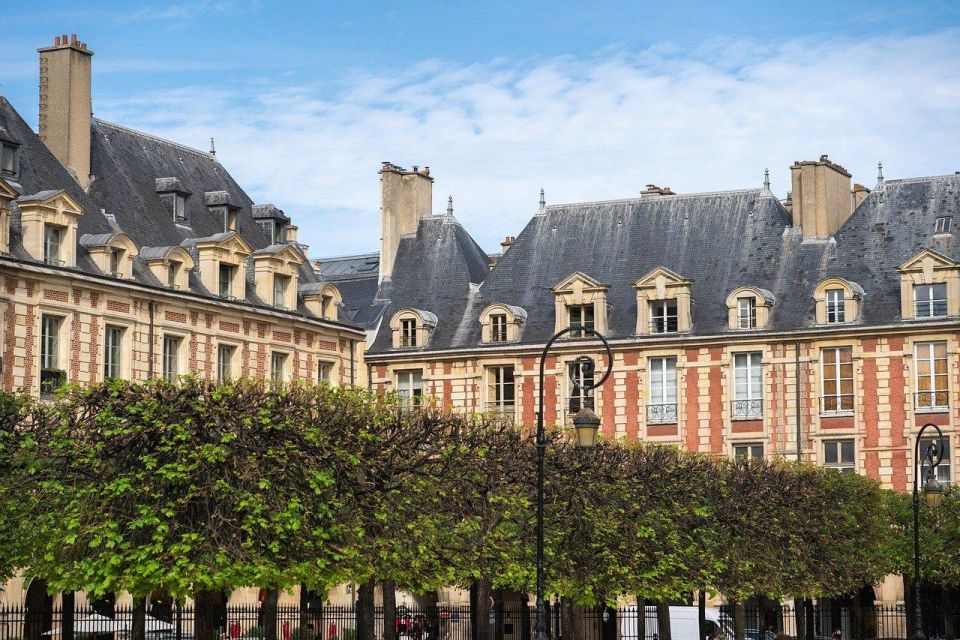 Paris: Le Marais Highlights Guided Small Group Walking Tour - Exploring Place Des Vosges