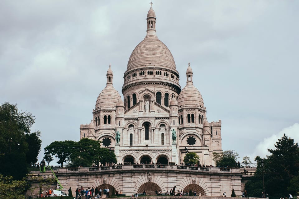 Paris: Left Bank Film Tour With Expert Guide - Parisian Charm