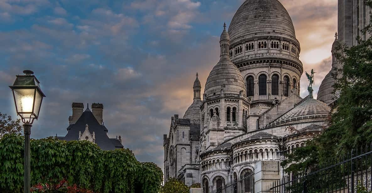 Paris: Montmartre Highlights Walking Tour With a Local Guide - Starting Location and Key Stops