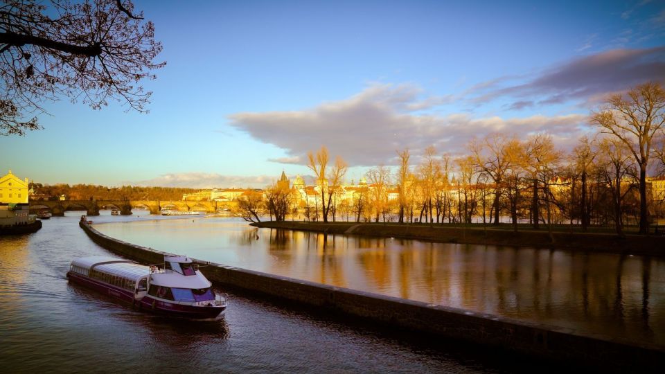 Prague: Evening Vltava River Eco Cruise With Prosecco - Cruise Duration and Schedule