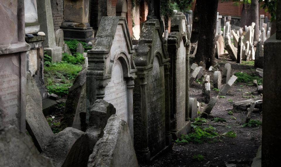 Prague: Private Tour Inside the Jewish Cemetery & Synagogues - Exploring the Jewish Quarter