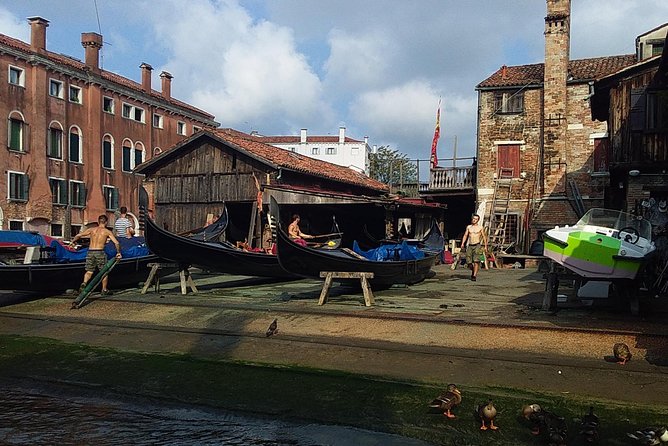 Private Venice Walking Tour Plus Murano Island Lunch and Glass Factory Visit - Savoring a Traditional Venetian Lunch