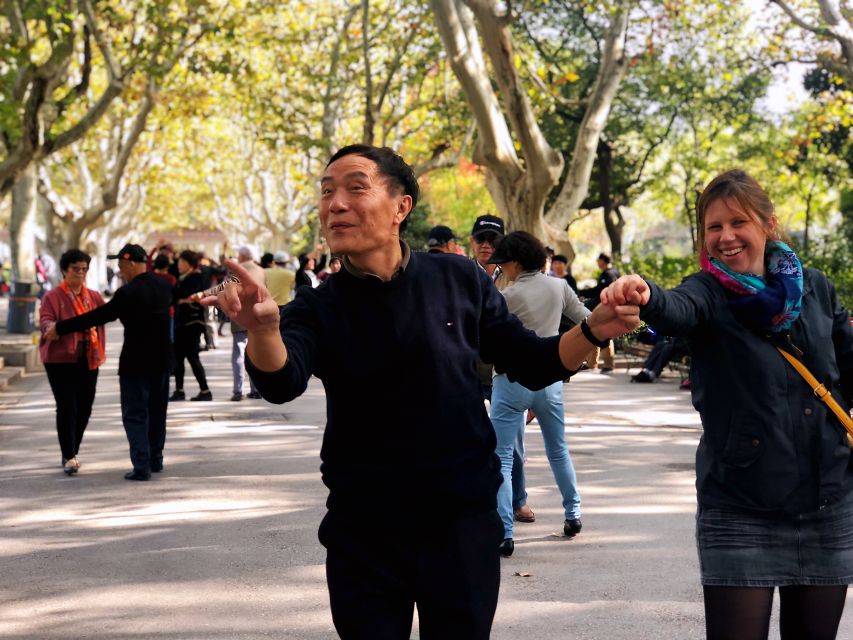 Shanghai: 3-Hour Biking and Local Food Tour - Guide Identification