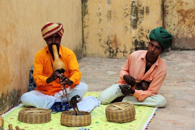 Varanasi: 3-Day Private Highlights Tour With Accommodation - Ganga Aarti and Boat Ride