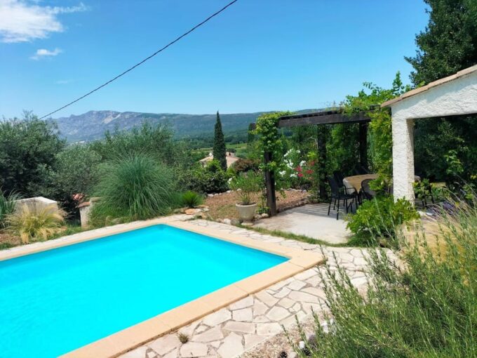 Aix: Sainte Victoire Horse Ride, Picnic & Wine - Group Size and Languages
