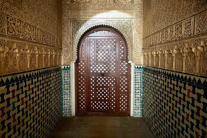 Alhambra and Nasrid Palaces Guided Tour With Tickets - Meeting Point