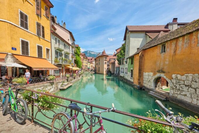 Annecy: Express Walk With a Local in 60 Minutes - Exploring Annecys Landmarks