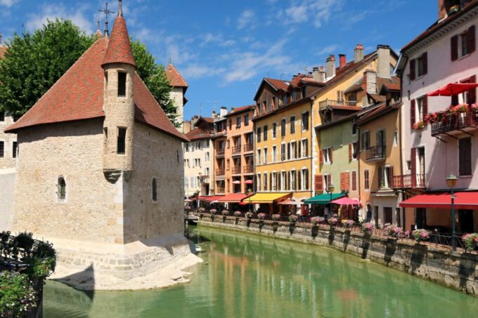 Annecy: First Discovery Walk and Reading Walking Tour - Discovering Historical Sites