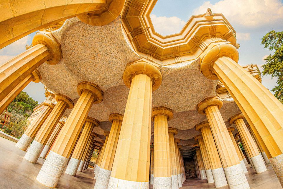 Barcelona: Park Güell Guided Tour With Fast-Track Ticket - Ascend the Dragon Staircase