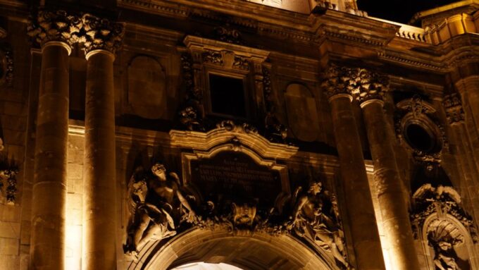 BloodThirsty Hungary: Walkingtour & Dark Historical Stories - Nearby Attractions and Access