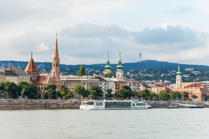 Budapest: Downtown Budapest Cocktail Cruise - Tips for Enjoying the Cruise