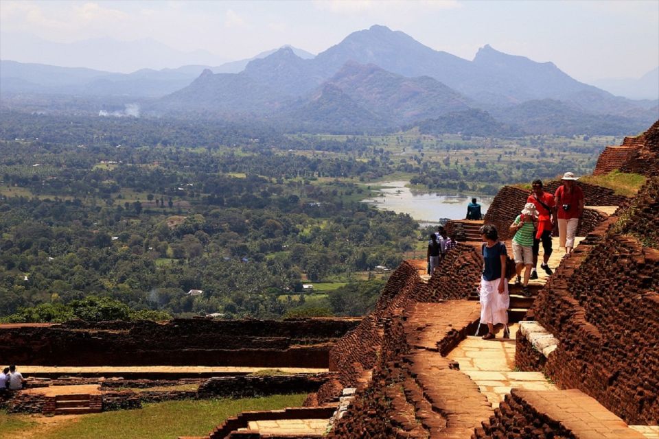 Colombo: Sri Lanka Cultural Triangle Hotspots 2-Day Tour - Dambulla Cave Temple