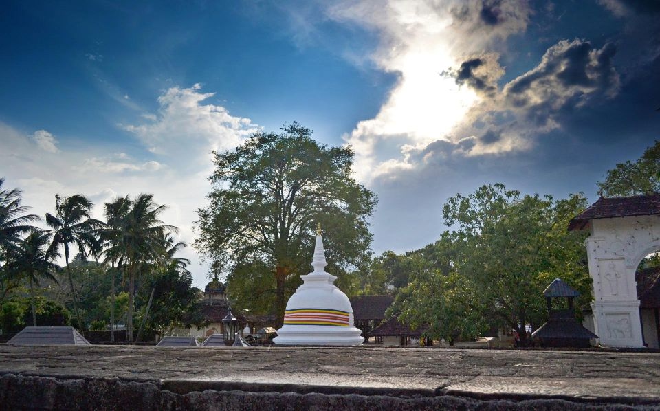 Day Tour of Kandy by Tuktuk With Free Lunch and Entry - Colonial Architecture and Landmarks