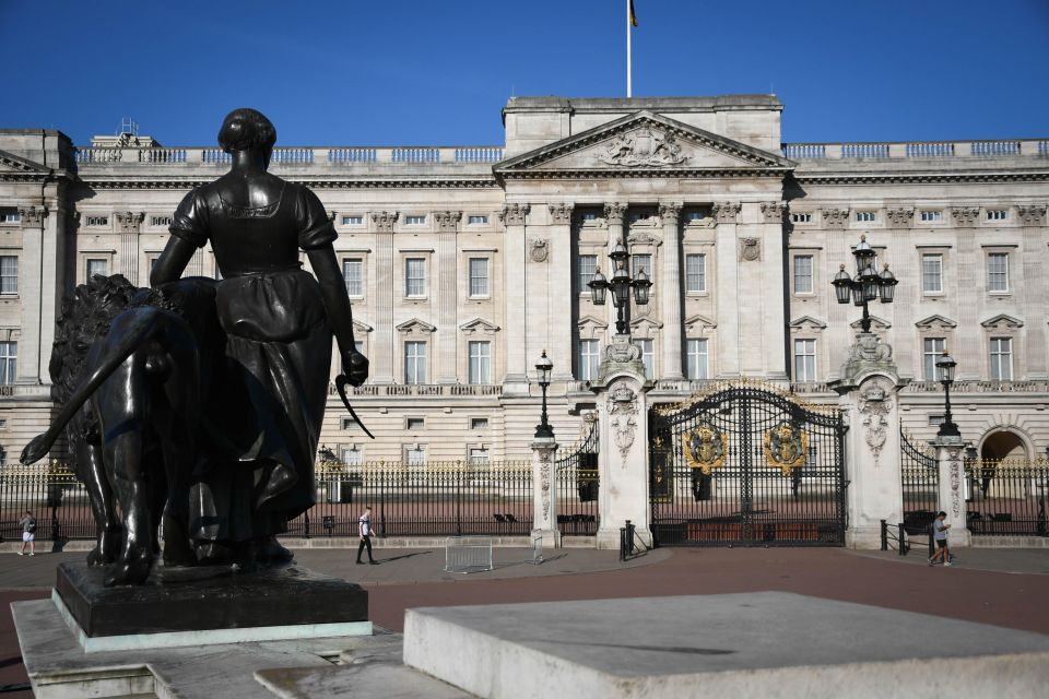 London: The Crown British Royalty Walking Tour - Important Notes