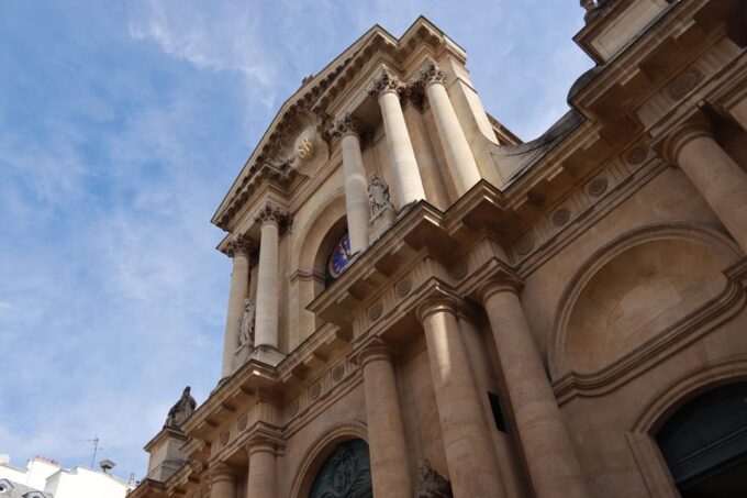 Paris: Evening Tour and Picnic With Champagne in Park - Languages and Accessibility