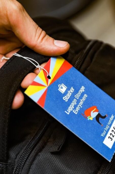 Paris: Luggage Storage in Louvre Museum - 24/7 Customer Support