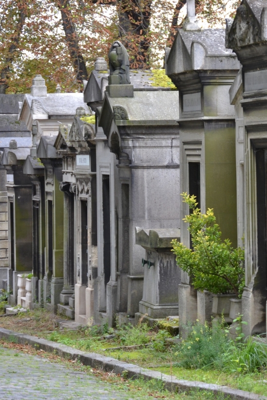 Paris: Pere Lachaise Cemetery Guided Tour in French - Tailoring the Tour