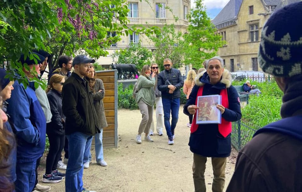 Paris Stars Here - From Notre-Dame to Louvre. Small Group - Distance Covered