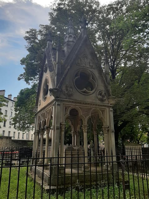 Paris: Visit Père Lachaise Cemetery Iconic Tombs - Unique Cemetery Views