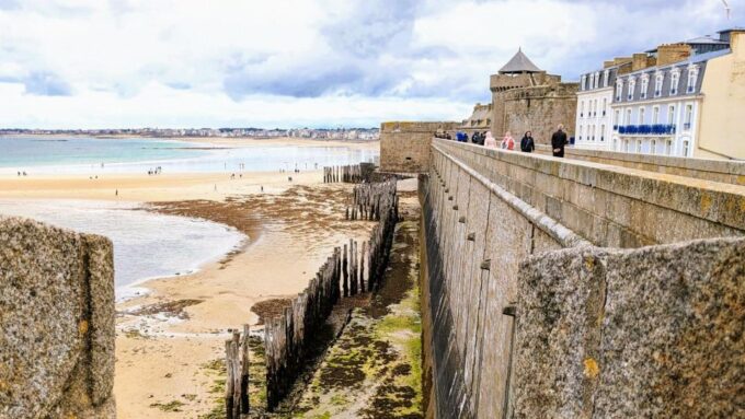 Saint-Malo: Self-guided Smartphone Tour of the Old Town - Visit St Vincent Cathedral