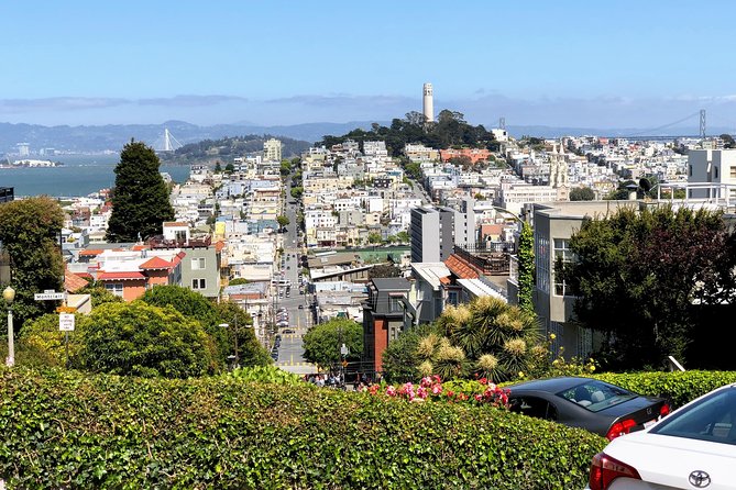 San Francisco Urban Hike: Coit Tower, Lombard Street and North Beach - Navigating Lombard Street