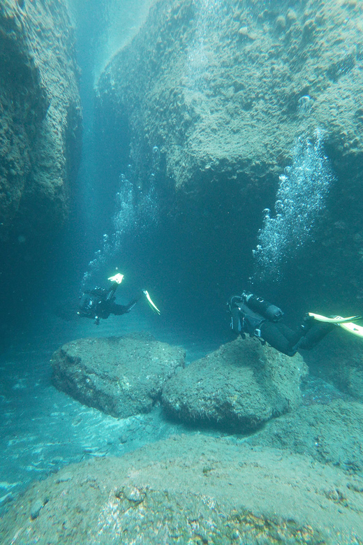 Scuba Diving in the Volcanic Caldera/shorelines of Santorini - Personalized Attention and Flexibility