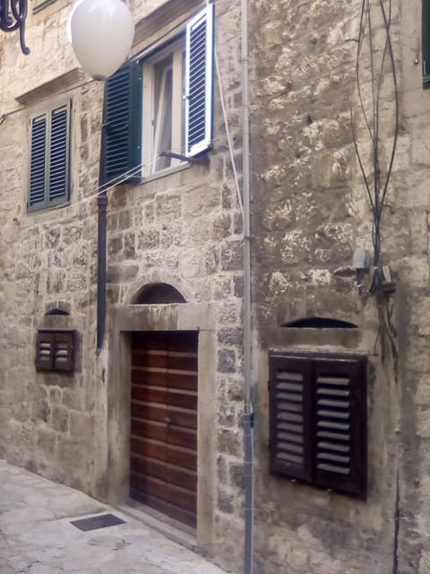 ŠIbenik: Early Morning Walking Tour - Coffee on the Riva