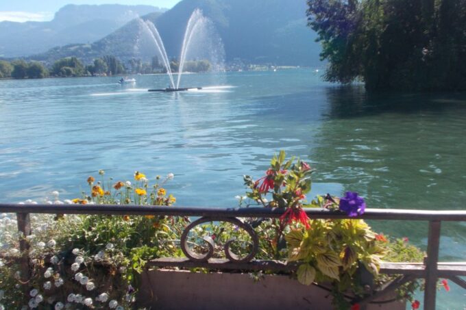 Annecy: First Discovery Walk and Reading Walking Tour - Navigating the Walking Tour