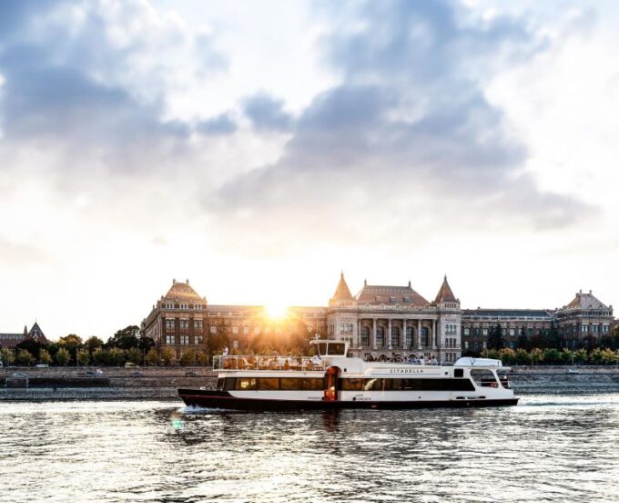 Budapest: Premium Daytime Cruise With Tokaj Frizzante - Tips for a Great Experience