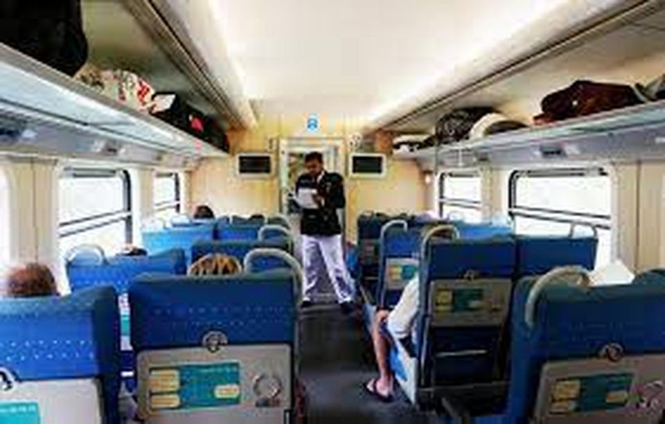 From Ella: First-Class Reserved Train Ticket to Kandy - Travel Experience and Duration