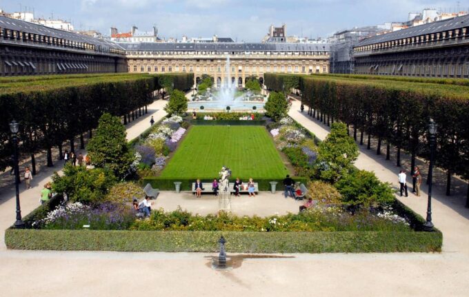 Paris: Evening Tour and Picnic With Champagne in Park - Group Type