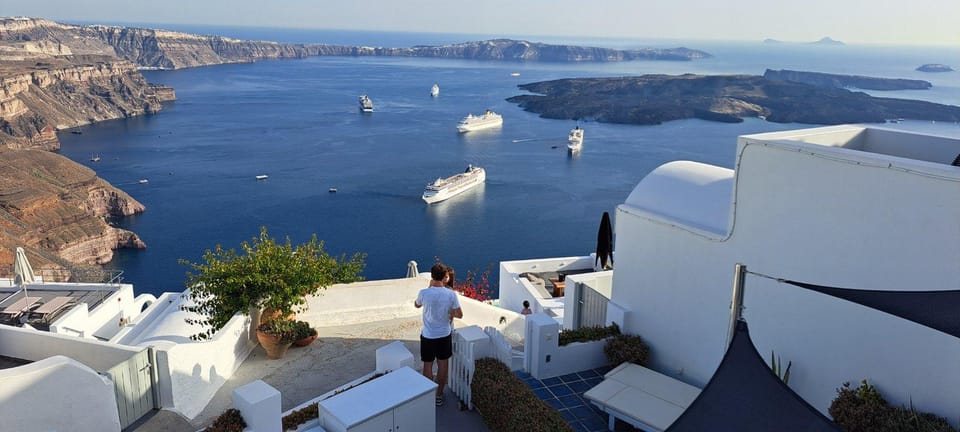 Santorini: Private Tour in Spanish With Local Guide - Experiencing Oia