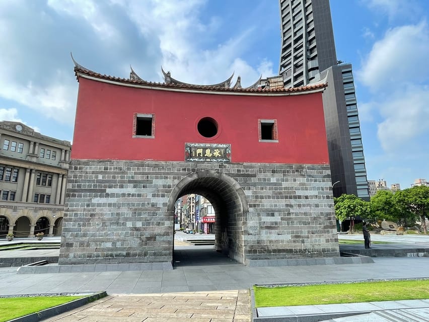 Taipei: Classic Landmarks Day Tour - Ximending Lunch Break