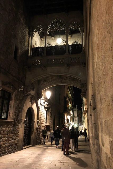 Barcelona: Gothic Quarter By Night Guided Walking Tour - Good To Know