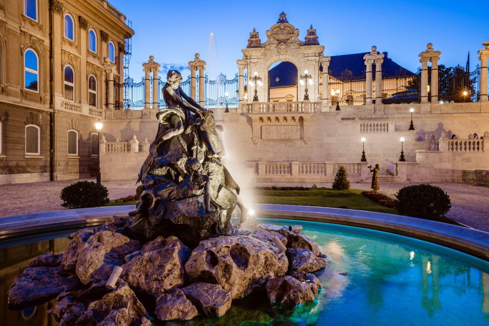 Budapest: Buda Castle Walk With Saint Stephens Hall - Good To Know