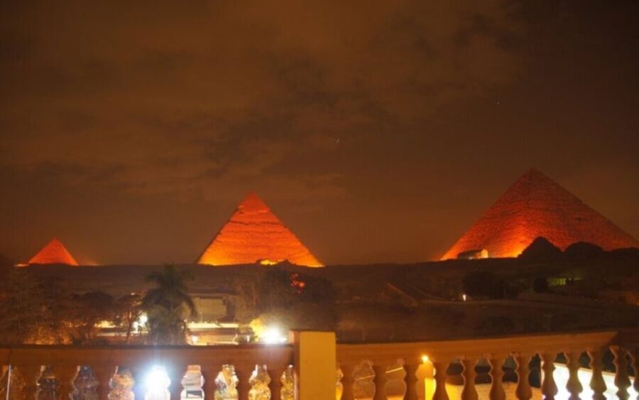 Cairo: Dinner at the Great Pyramid Inn With Hotel Transfers