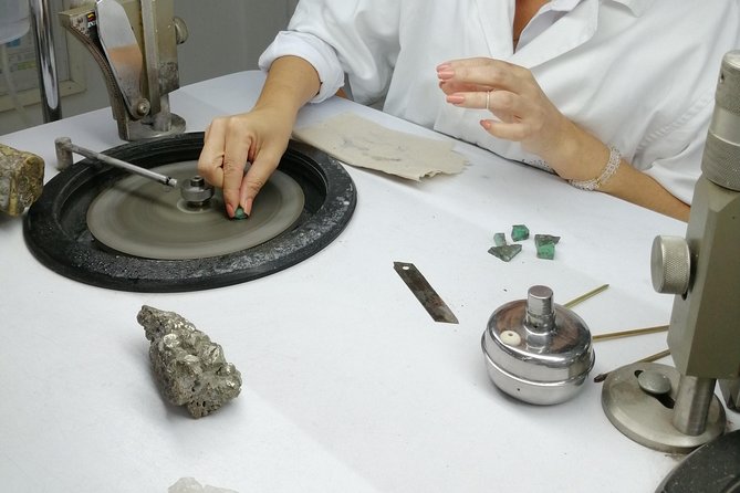 Emeralds Polishing Workshop and Museum Tour - Good To Know