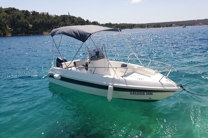 Explore the Beauties of the Islands of Brač and ŠOlta by Bellingardo Boat - Licence Required - Key Points
