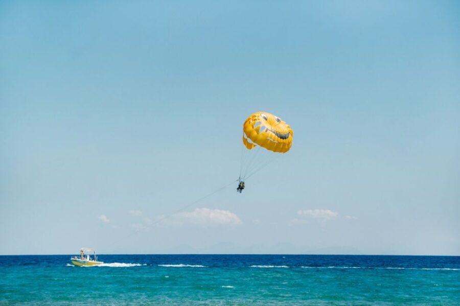 Makadi Bay: Glass Boat and Parasailing With Watersports