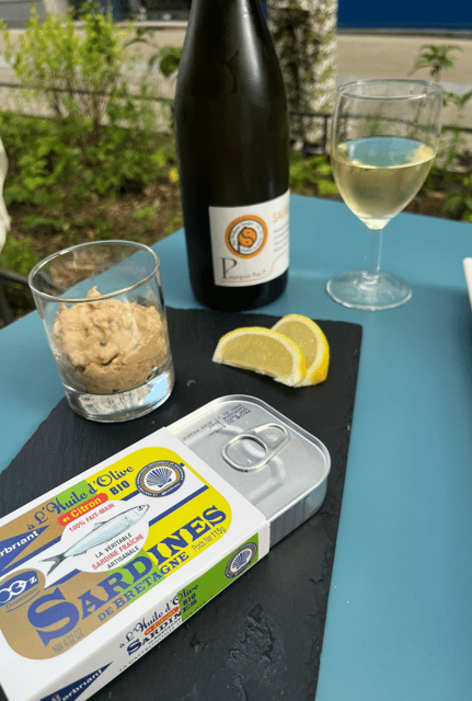 Oyster and White Wine Tasting in the Heart of Montmartre - Key Points