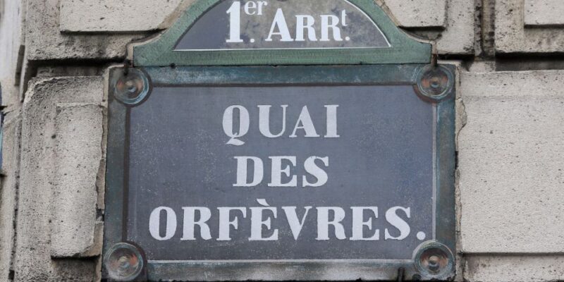 Paris: Historical Crimes Walking Tour in French - Key Points