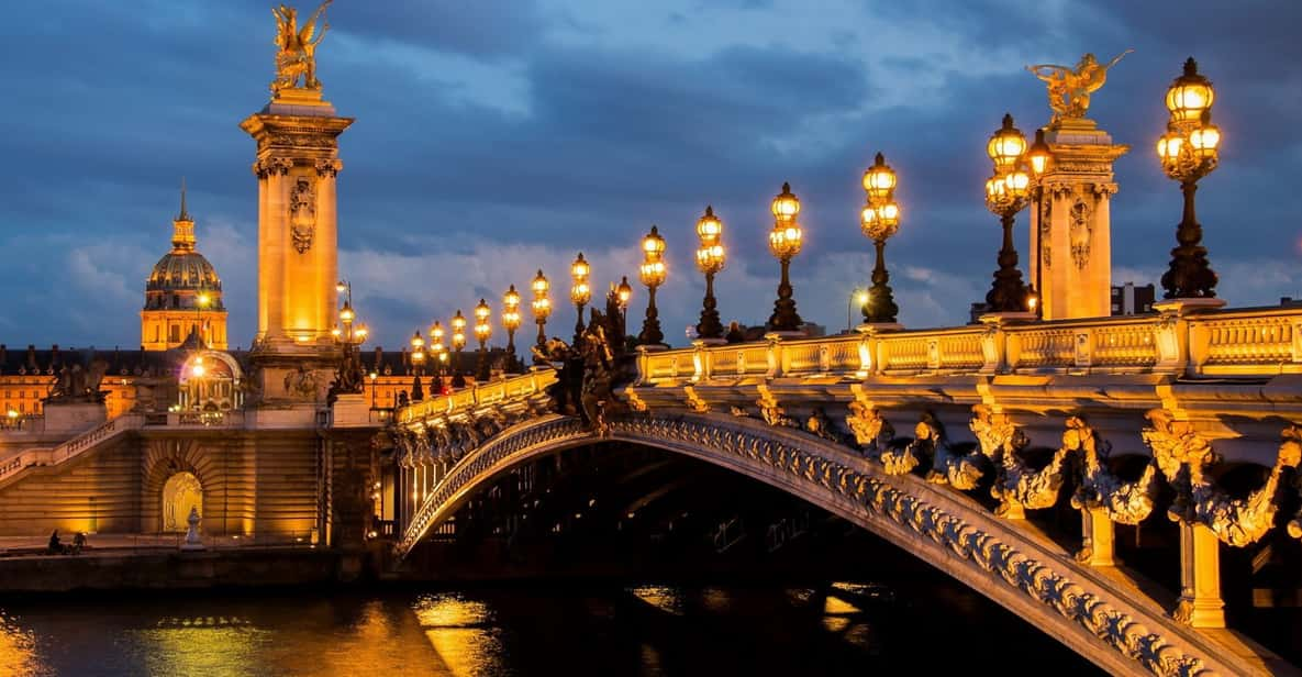 Paris: Illuminated Walking Tour in Spanish - Key Points