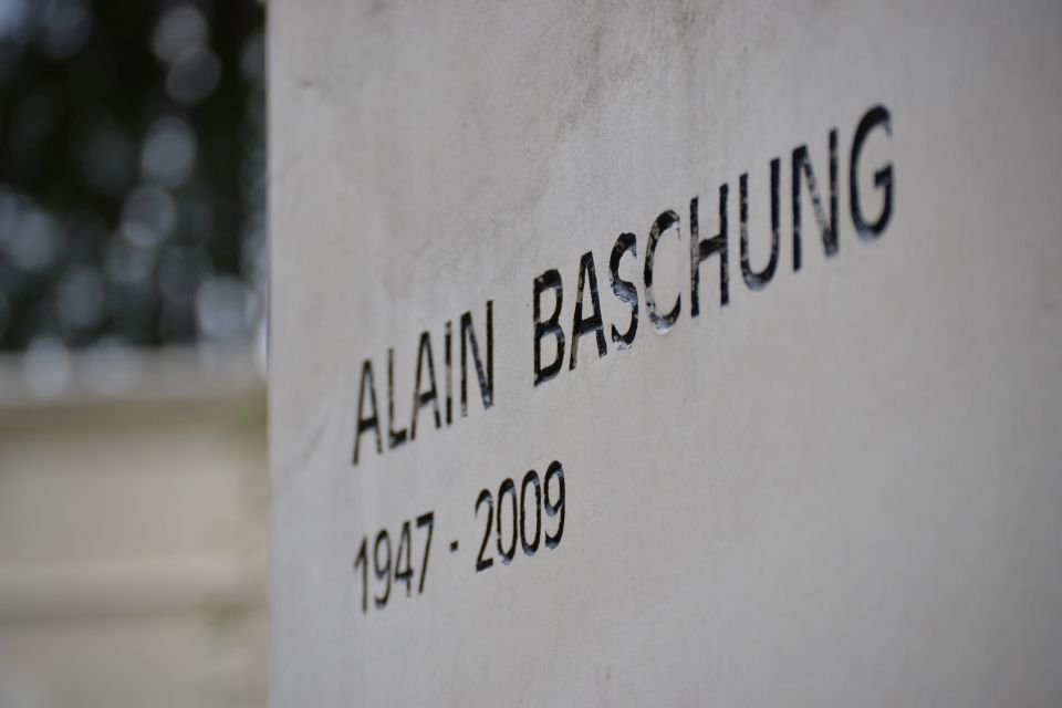 Paris: Pere Lachaise Cemetery Guided Tour in French - Key Points