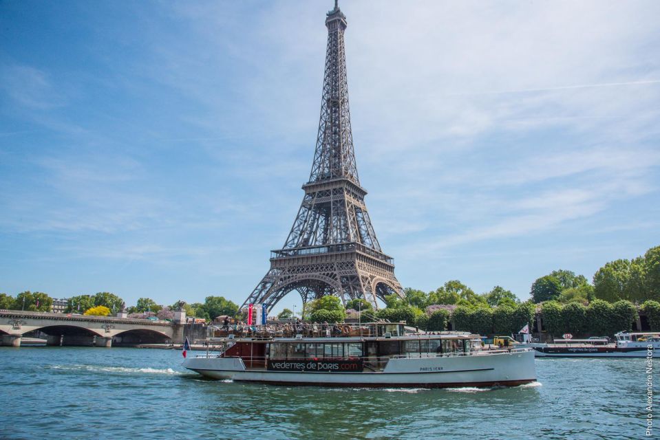 Paris: Seine River Cruise With a Live Guide - Key Points