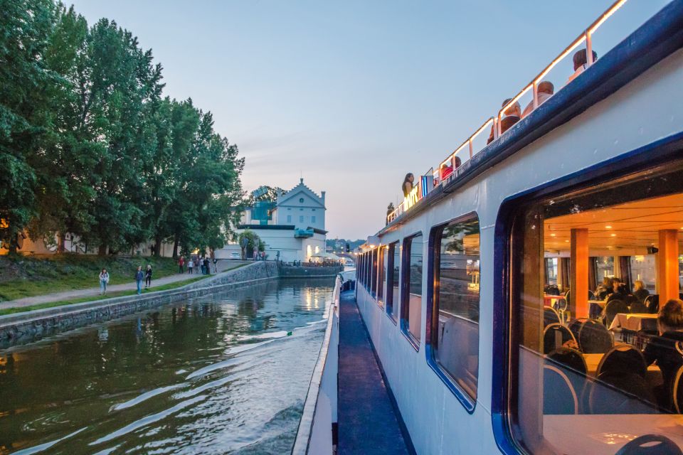 Prague: Sightseeing Boat Cruise With Buffet Dinner - Good To Know