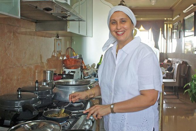 Private Mumbai Home Cooking Lesson and Grant Road Market Tour