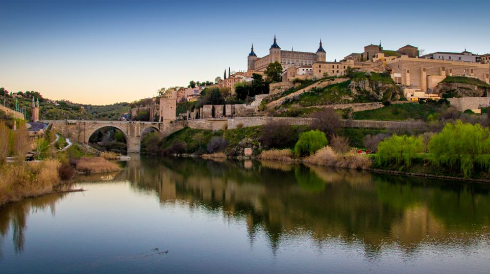 Toledo: Three Cultures Walking Tour in Spanish - Good To Know