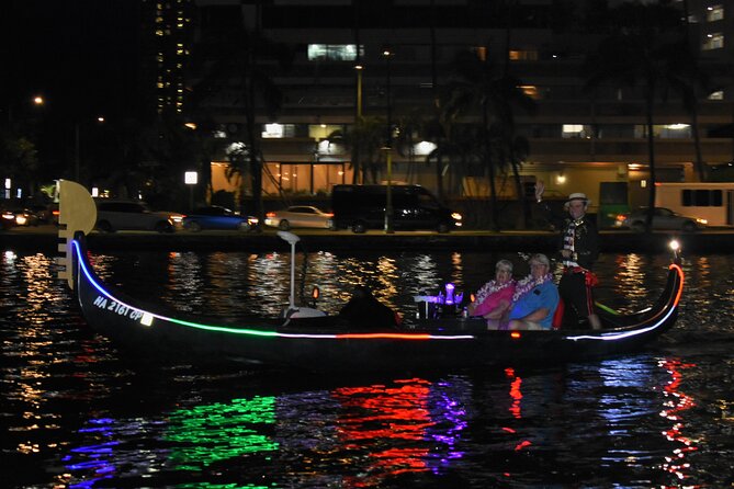 2-Hour Small-Group Gondola Excursion in Waikiki