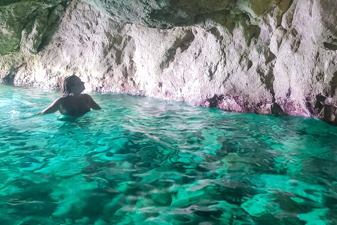 3-Hour Private Boat Activity of the Island of Capri With a Sailor