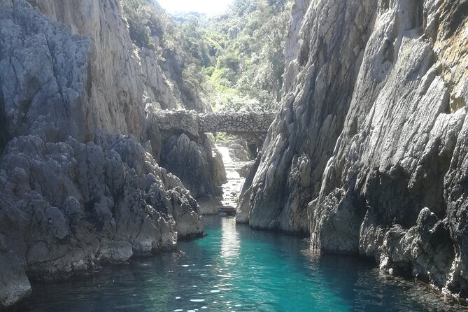 3 Hours Tour of Capri With Traditional Gozzo